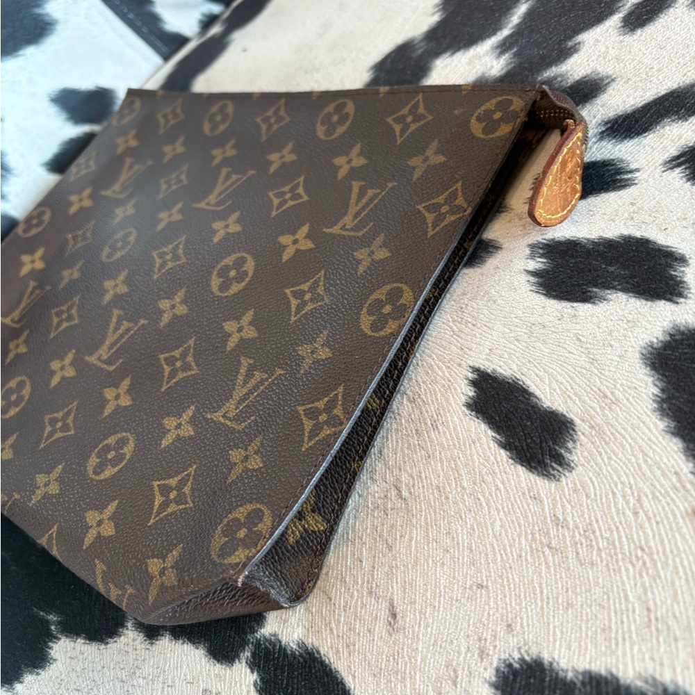 Louis Vuitton Monogram 26 Toiletry Pouch - Picture 4 of 16